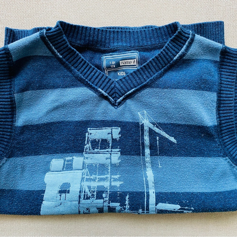 A beautiful European „NameIt“ sleeveless shirt